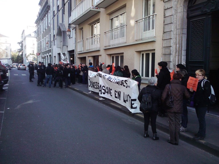 Beñat Lizeagari elkartasuna adierazteko Udal Gobernuko ordezkaritza joan da gaur Paueko auzitegira