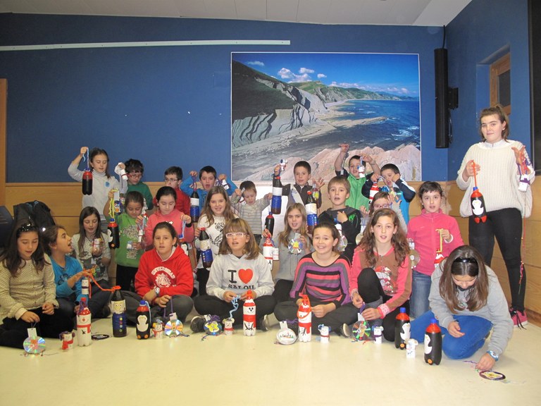 Berrarabiliz, gabonetako apaingarriak egin zituzten Algorrin