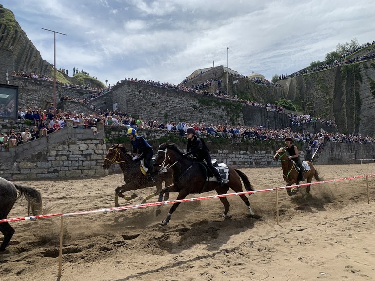 Bertan behera geratu da igandean Itzurunen egitekoa zen zaldi lasterketa