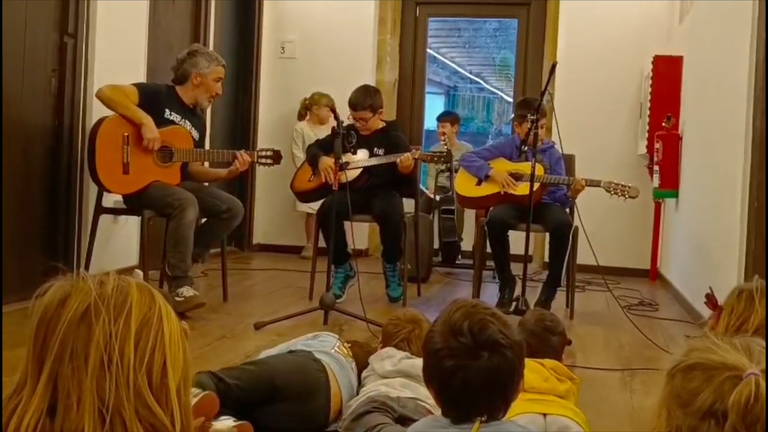 [BIDEOA] Komentua alaitasunez bete dute Musika eta Dantza Eskolako lagunek