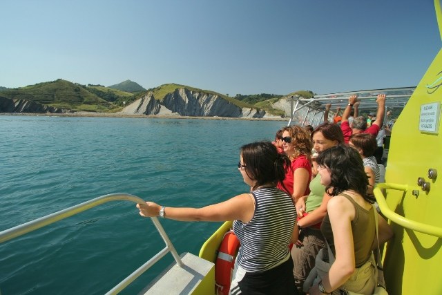 Bisita gidatuen eskaintzak aurrera segitzen du