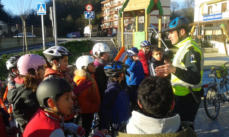 BIZI HEZIKETAKO ESKOLAK EMAN DIZKIE UDALTZAINGOAK ZUMAIAKO HAURREI