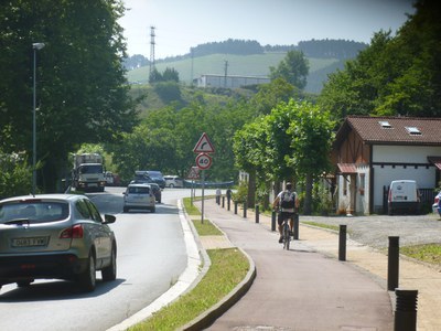 Bizikletan, kaskoarekin