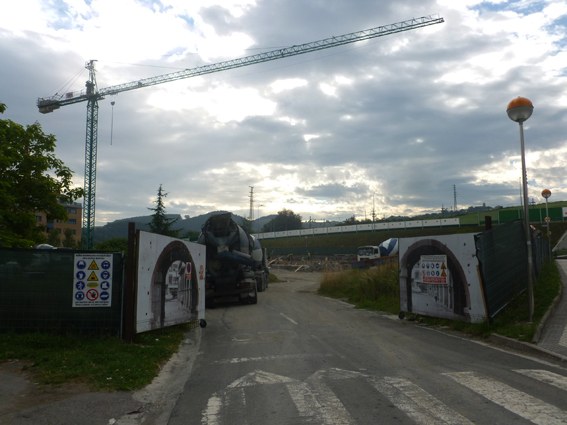 Ekaineko ohiko plenoan frontoiaren proiektu originalari aldaketak egiteko prozesua abiaraztea onartu zen