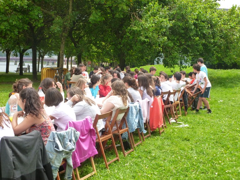 Ekintzaz betetako hilabetea, Gaztegunean