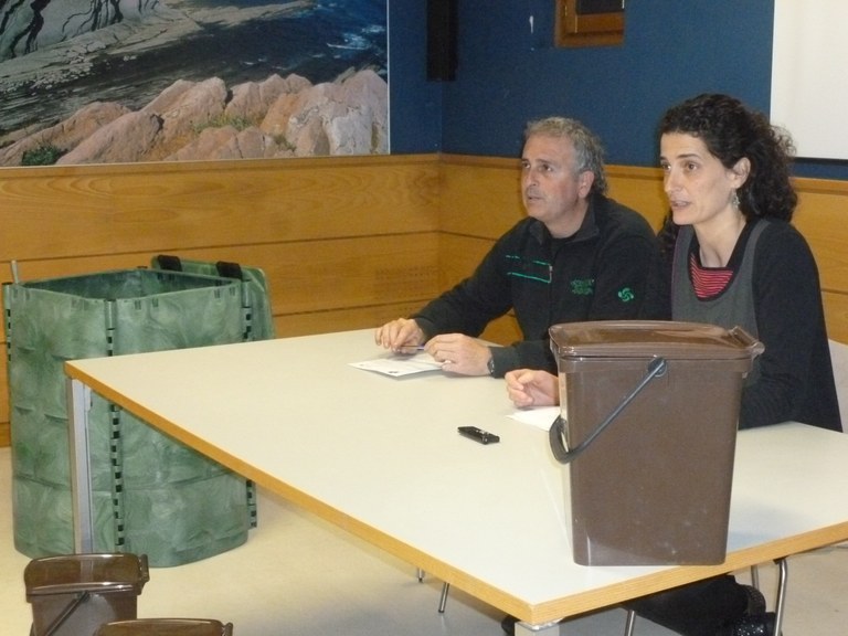 Etxean eta auzoan konposta egiteko 2014ko plana aurkeztu dute Udal Elkarteak eta Udalak