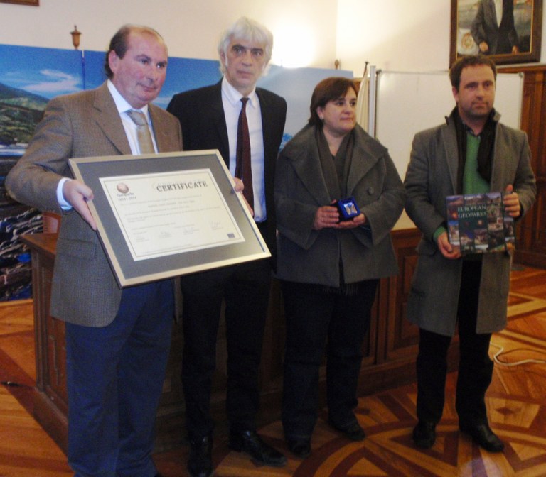 Euskal kostaldeko hautagaitza Europako eta Munduko Geoparkeen Sarean sartu dela bermatzen duen ziurtagiria jaso dute Zumaia, Deba eta Mutrikuko Udalek