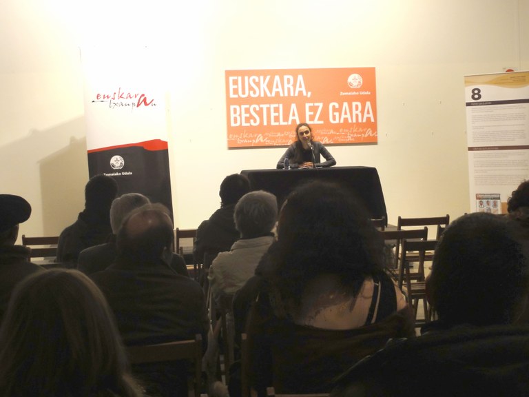 'Euskara, bestela ez gara' hitzaldi zikloaren baitan, Hernandezek gazteen eta euskararen arteko harremanaz hausnartu zuen