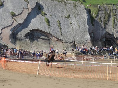 Ezingo da aparkatu Larretxotik Talaimendirako pasabidetik aurrera, Itzurungo hondartzako zaldi lasterketa dela eta