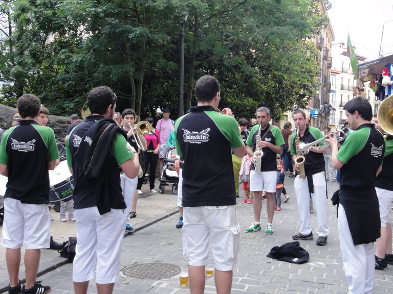 Festetan postuak jartzeko eskaerak egiteko epeak zehaztu ditu Udalak