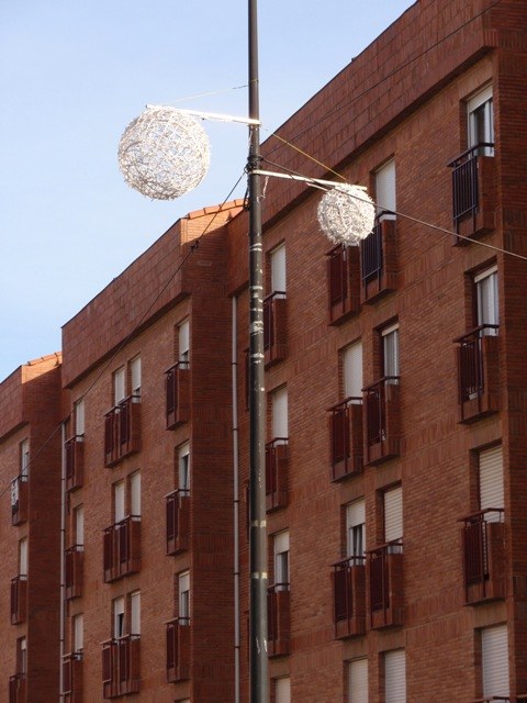 Gaur (osteguna) hasi dira gabonetako argiak jartzen 