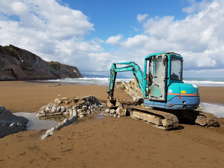 Gizakiak haitzen gainean eginiko horma artifiziala erretiratu da 