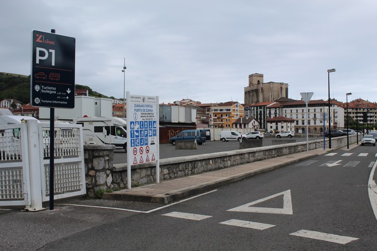 Herriguneko trafikoa arintzeko eta oinezkoak lehenesteko neurriak indartu ditu Udalak uda honetan