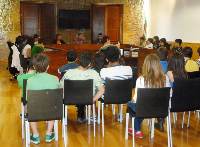 Herriko biodibertsitatea hobetzeko ikasleek egindako proposamenak jaso ditu Udalak 