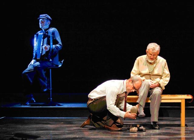 Hika antzerki taldeak ‘Aitarekin bidaian’ antzezlana eskainiko du gaur iluntzean Aita Marin