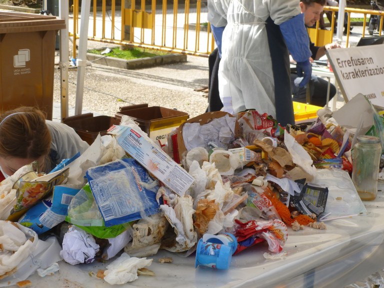 Hondakinen % 64,82a beste edukiontzietara bota eta birziklagarria zen