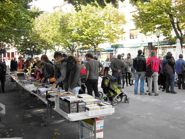 700 produktutik gora eskuz aldatu ziren 'Zumaian Eskuz Esku' bigarren eskuko azokan