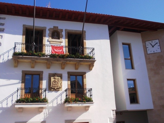 Igandeko estropadan Zumaiako neskak animatzeko deia egiten du Udalak