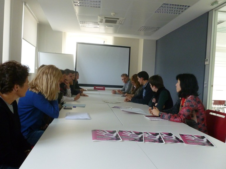 Indarkeria matxista jasan dutenei arreta, babesa eta kontzientziazioa indartzeko protokoloa osatu dute Zumaiako Udalak eta hainbat eragilek