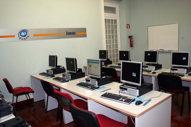 Internet eta e-administrazioa, metaposta edo skypen inguruko ikastaroak eskainiko ditu, besteak beste, KZ guneak