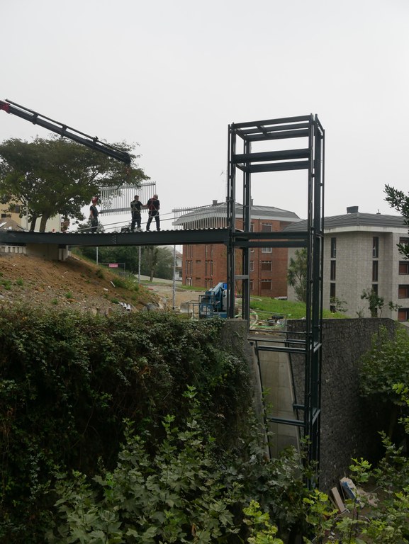 Itzurunbideko igogailuaren inguruko irisgarritasuna hobetzeko lan osagarriak egingo ditu Udalak