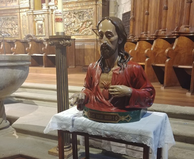 Julio Beobideren ‘Jesusen bihotza’ bustoa zaharberritu du Rakel Nacentak