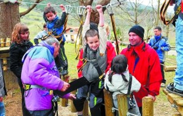 Larraitzeko Zuhaitz parkera familientzako irteera antolatu du Ludotekak