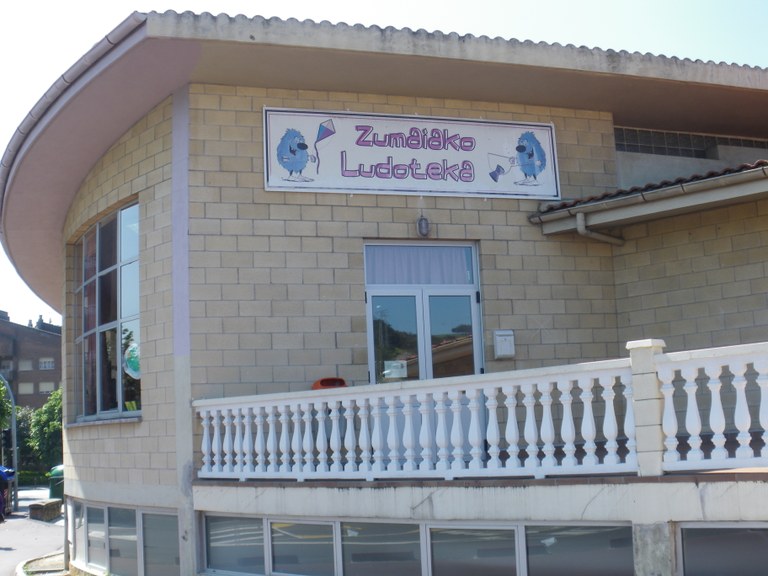 Ludotekaren ibilbidean sortutako materialarekin erakusketa egiteko herritarren laguntza eske