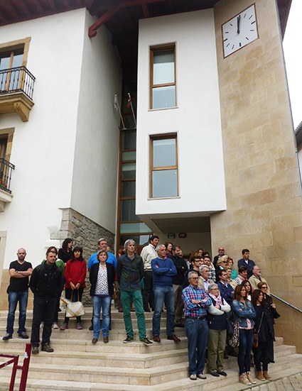 Memoriaren Egunean, bilkura isila egin da udaletxe aurrean