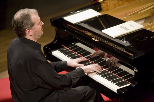 Nicholas Angelichen kontzertuak itxiko du bihar (larunbata) Musika Jaialdia