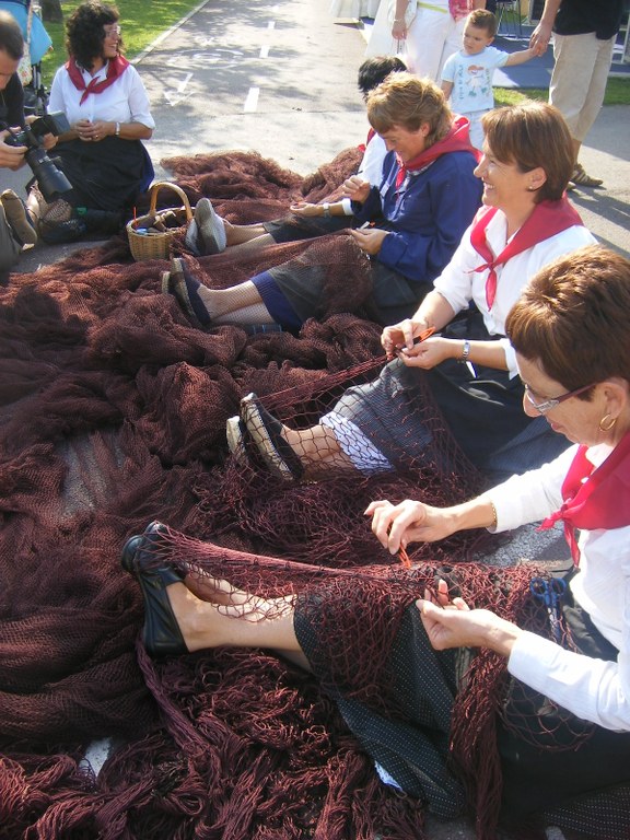 Olarro Eguneko bazkarirako txartelak eta kamisetak salgai daude turismo bulegoan 