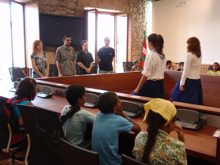 Saharakoei harrera egin diete udaletxean