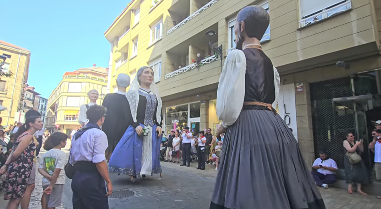 Sanpedroetako buruhandi eta erraldoien kalejiran parte hartzeko izen ematea zabaldu du Udalak