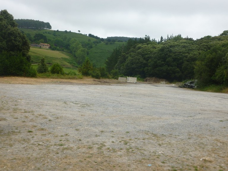 Santiago auzoko aparkalekua txukuntzeko lanetan ari da Udala