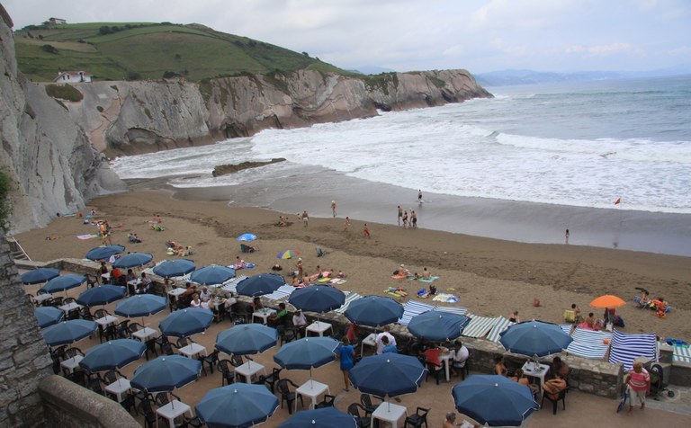 Santiago eta Itzurun hondartzetako kantinak kudeatzeko proposamenak aurkez daitezke jada