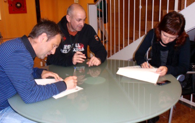 Txinparta euskara taldeak eta Zumaiako Udalak 'Irakurri matte' aldizkaria argitaratzeko laguntza hitzarmena sinatu dute berriro