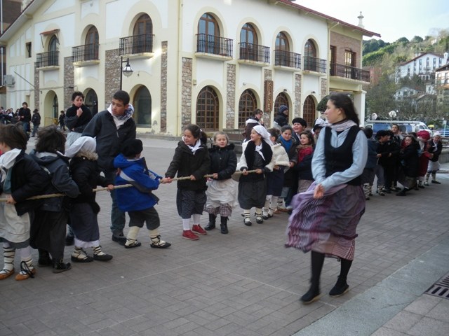 Txistorra eta haizea nagusi Santo Tomas festan 