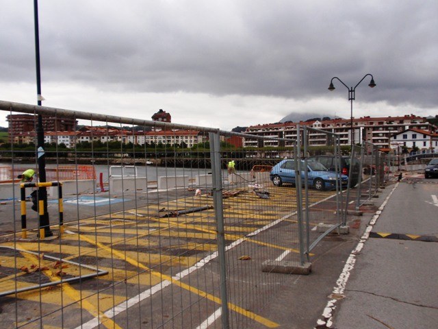 Txomin Agirre kaiko asfaltatze-lanek iraun bitartean ezingo da autorik aparkatu eremu horretan