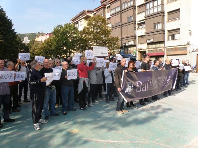 Udalak deituta, Udalbiltzaren aldeko elkarretaratzean parte hartu dute hainbat herritarrek