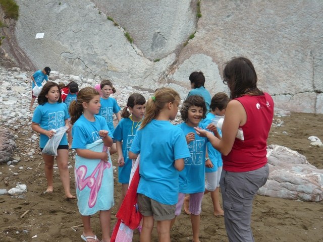 Udalekuetako haurrek hondartza hezitzailearekin tailerra egin dute Itzurunen