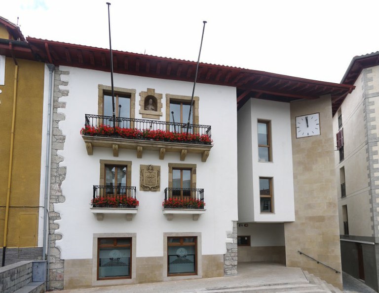 Zumaiako Udalak hamaika administrari lanpostu betetzeko deialdia zabaldu du